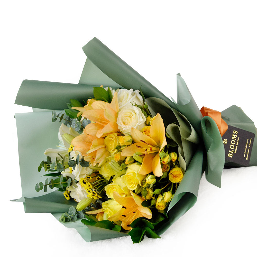 Mixed flower bouquet and Champagne – Canada Blooms - Canada Delivery
