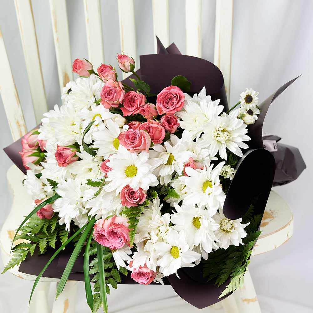 Pure and Pristine Daisy Bouquet - Gift Delivery – Canada Blooms - Canada Delivery